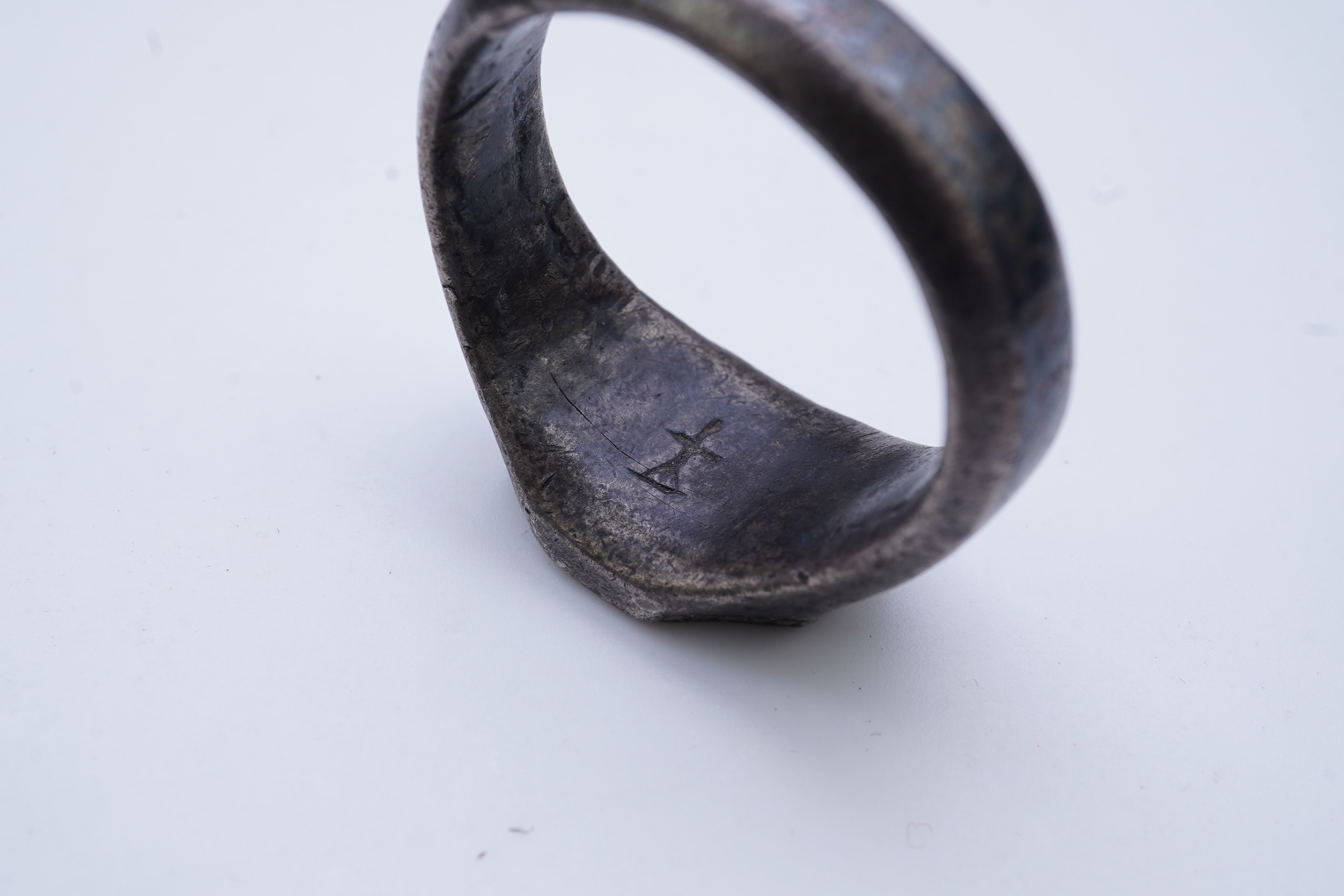 A heraldic signet ring, England, 15th/16th century